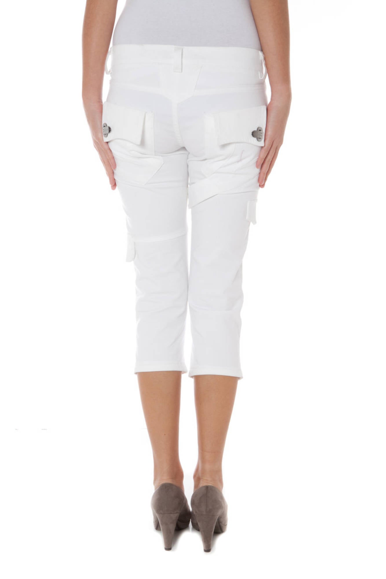 White woman pinocchietto trousers