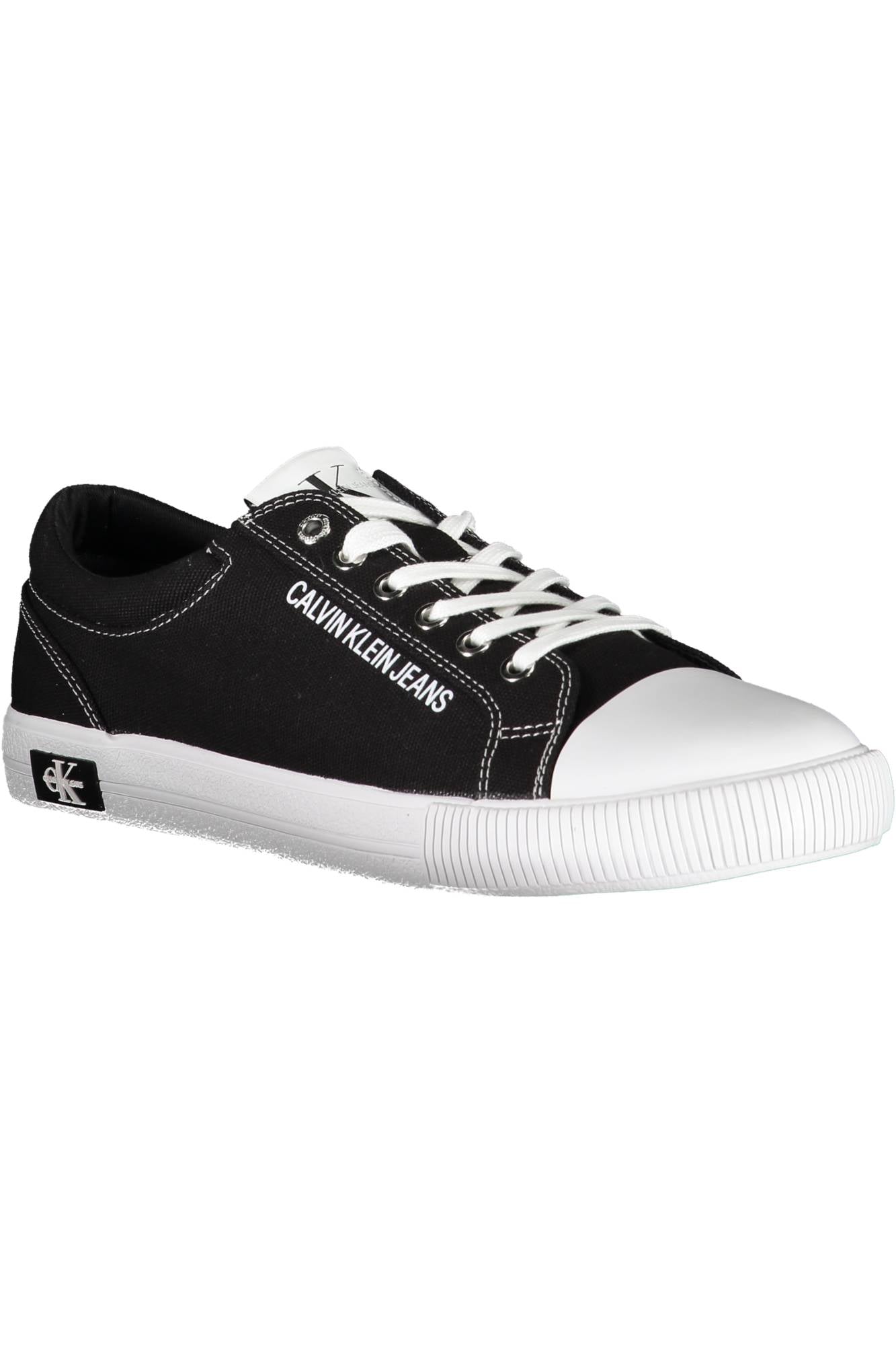 Black men's sports shoes