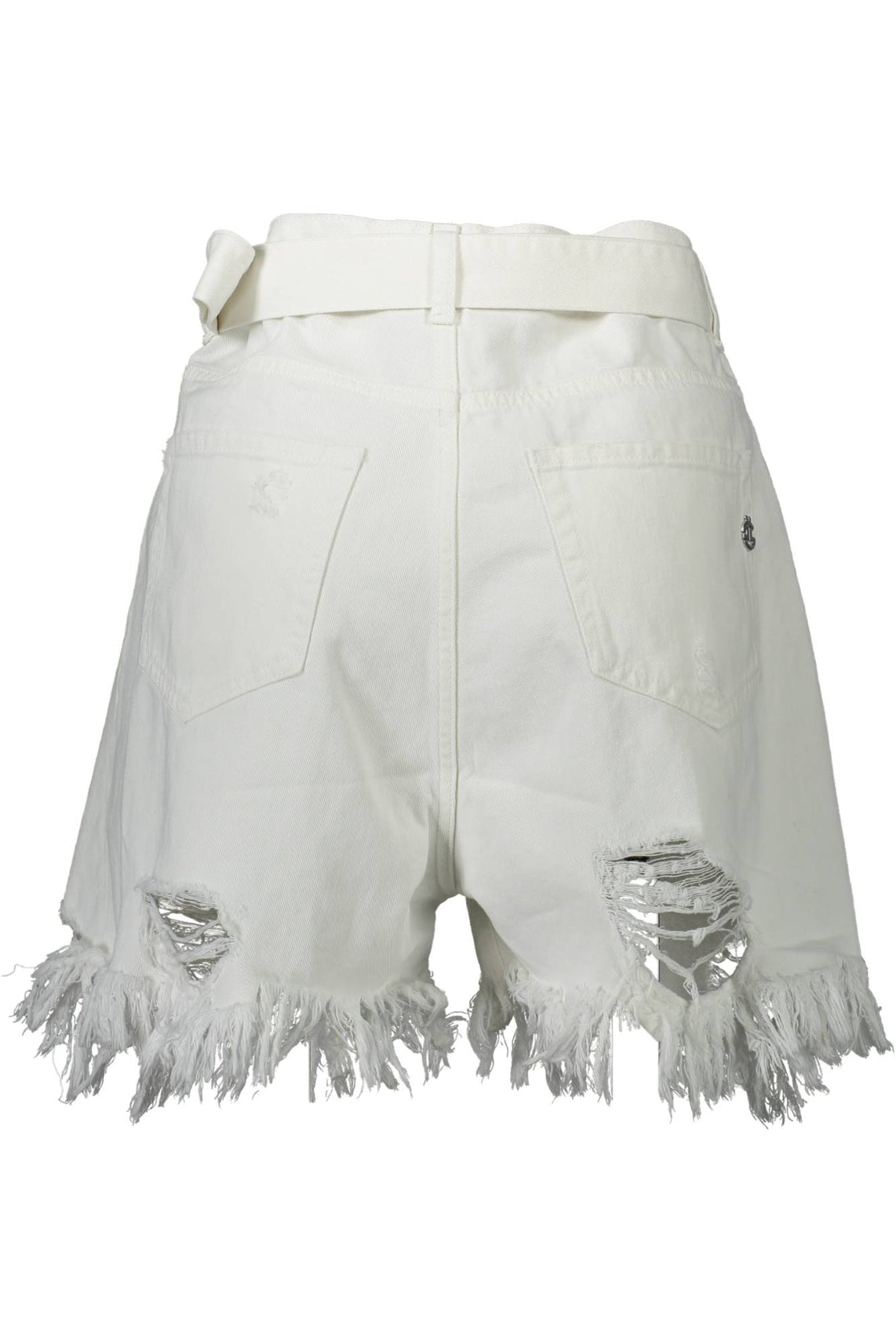 White woman short trousers